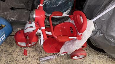 Triciclo con manico rosso