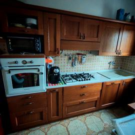 Cucina completa  con piano in Okite. 