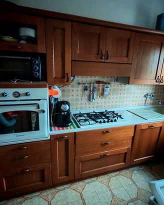Cucina completa  con piano in Okite. 