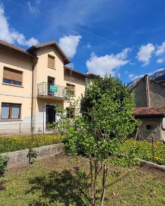 CASA INDIPENDENTE CON GIARDINO - DA RISTRUTTURARE!