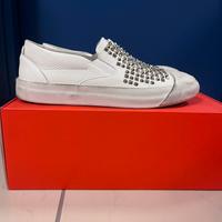 Scarpe bianche slip-on con borchie OXS 43