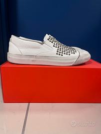 Scarpe bianche slip-on con borchie OXS 43