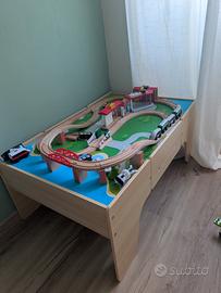 Tavolo da gioco con pista per trenini in legno
