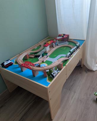 Tavolo da gioco con pista per trenini in legno