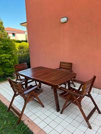Tavolo in legno allungabile e 4 sedie da giardino