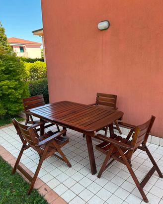 Tavolo in legno allungabile e 4 sedie da giardino