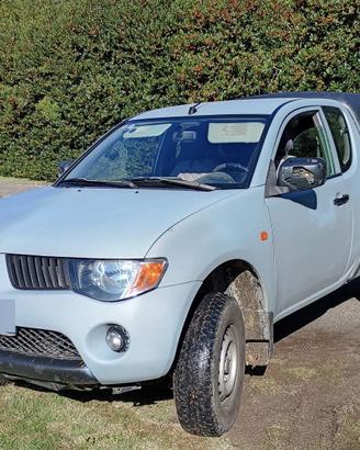 Mitsubishi L 200 cilindrata 2477 4 posti
