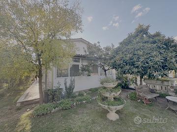 Villino con giardino + terreno agricolo + garage