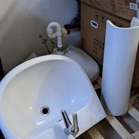 Lavabo completo di miscelatori e scarico 