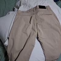 Due pantaloni al ginocchio bianco e beige taglia S