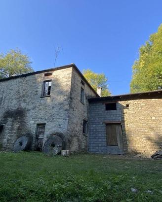 Rustico / Casale di 250 m² con più di 5 locali a V