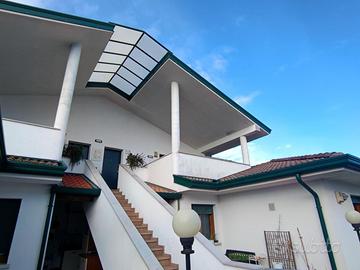 Miniappartamento arredato con ampie terrazze e ...