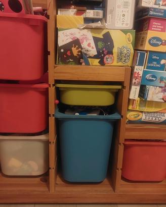 Combinazione Ikea Trofast con contenitori