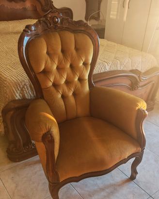poltrona anni '80 in velluto e legno intagliato