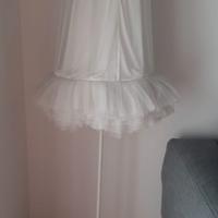 Lampada piantana con tulle bianco