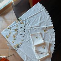 tovaglia tonda ricamata a mano con 6 tovaglioli