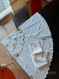 tovaglia tonda ricamata a mano con 6 tovaglioli