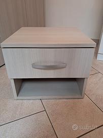 Comodino in legno chiaro con cassetto