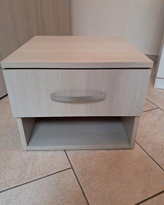 Comodino in legno chiaro con cassetto