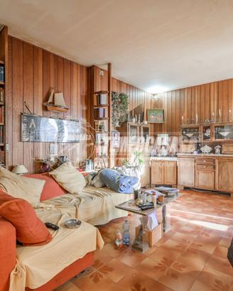 APPARTAMENTO CON 3 CAMERE E 2 BAGNI SITUATO ALL'U