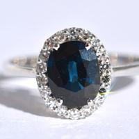 Anello Oro 18kt con 28 diamanti bianchi e Zaffiro