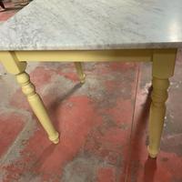 Tavolo con piano in marmo e gambe a cipolla