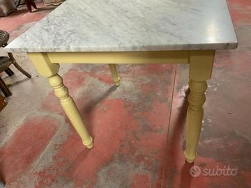 Tavolo con piano in marmo e gambe a cipolla