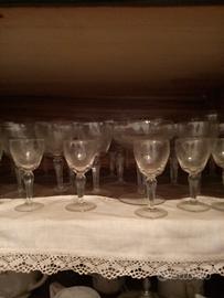 servizio bicchieri, tazze e piatti 