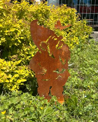 Gnomo con farfalla corten arredamento giardino