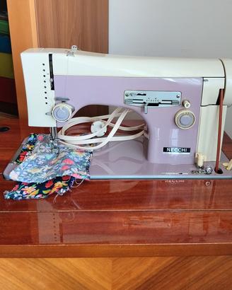 Macchina per cucire  vintage Necchi 261