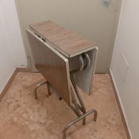 Tavolo pieghevole design vintage formica.
