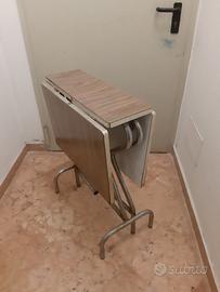 Tavolo pieghevole design vintage formica.