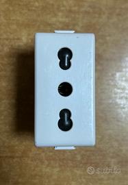 Presa bipasso Bticino Matix AM5180