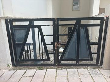 Cancello a due ante in ferro con serratura