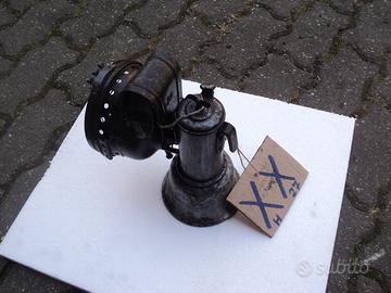 Antica lampada per auto a idrocarburi