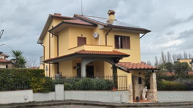 VILLETTA LIBERA SU 4 LATI