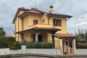 VILLETTA LIBERA SU 4 LATI
