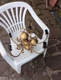 Cinque luci color ottone.