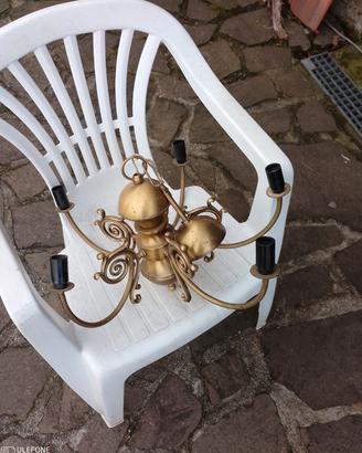 Cinque luci color ottone.