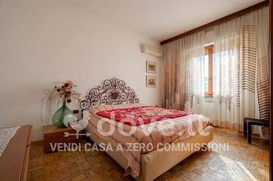 Appartamento di 131 m² con 5 locali e posto auto a