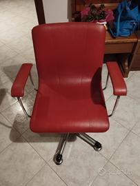 sedia rossa in ecopelle