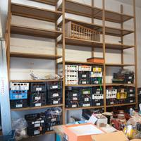 Scaffali, banconi e ceste