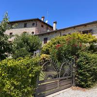 ELEGANTE CASALE RISTRUTTURATO CON GIARDINO PRIV...