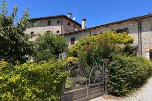 ELEGANTE CASALE RISTRUTTURATO CON GIARDINO PRIV...