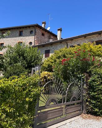 ELEGANTE CASALE RISTRUTTURATO CON GIARDINO PRIV...