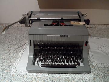 Macchina da scrivere OLIVETTI LINEA 88