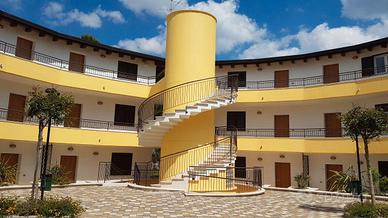 Trilocale rifinito con posto auto vicino al mare