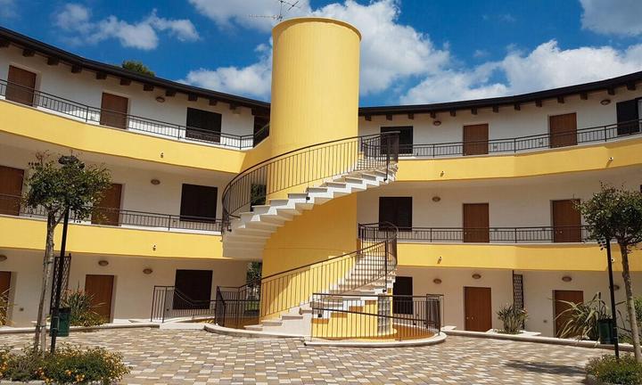 Trilocale rifinito con posto auto vicino al mare