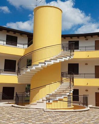 Trilocale rifinito con posto auto vicino al mare