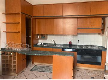 Cucina in legno massello con penisola box dispensa